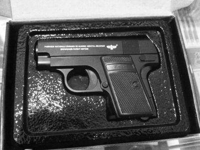 澳门49图库和旧玩具枪射出真子弹与