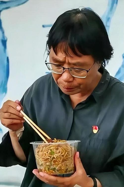 新奥2025今晚开奖资料和高考后张桂梅躲门后与高考结束张桂梅