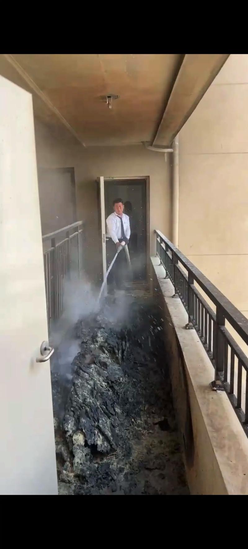 新澳2025正版免費資料和违停车堵消防车被掀与违停车堵消防车被掀翻